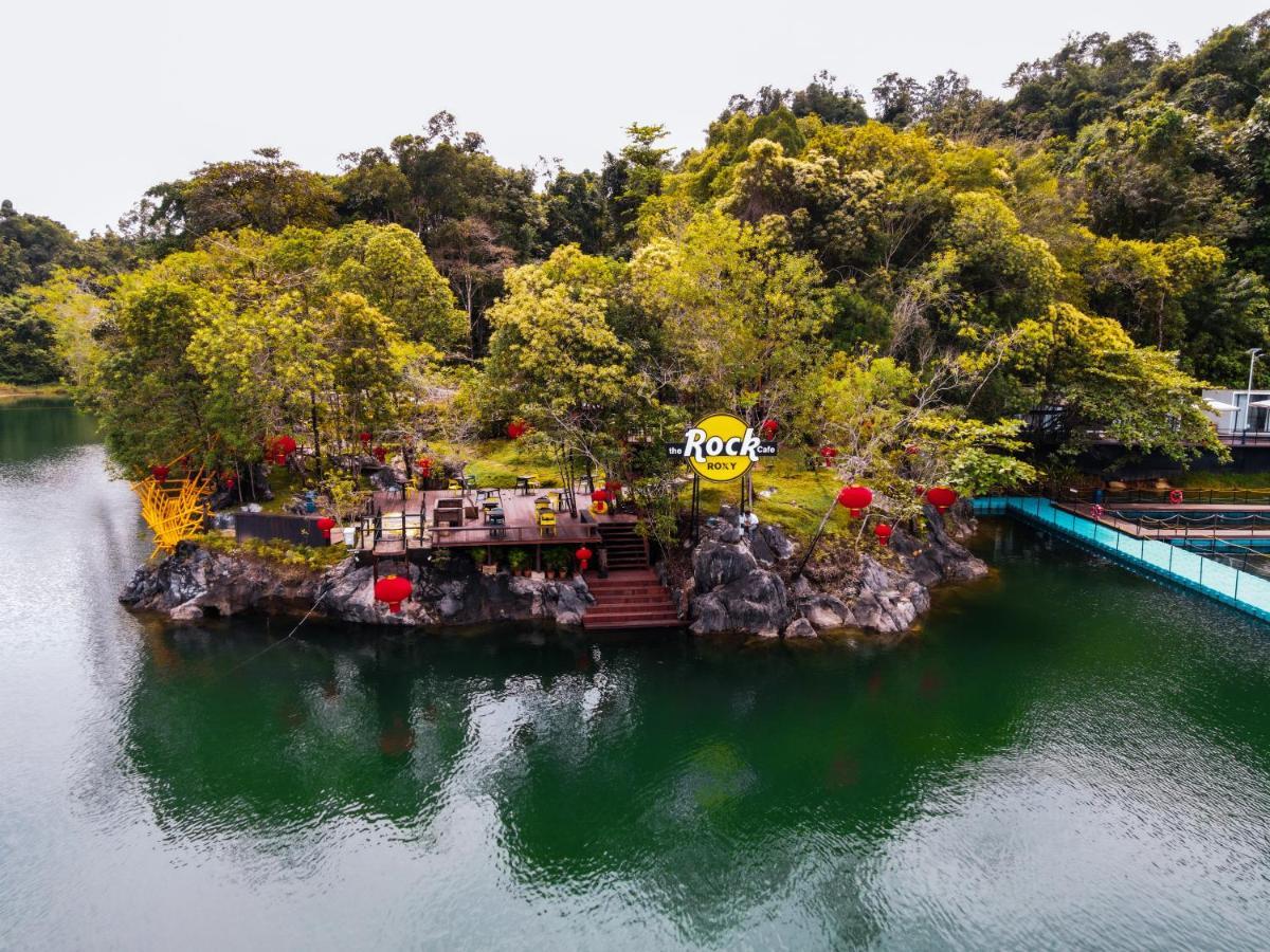 Roxy Tasik Biru Resort City Bau Экстерьер фото