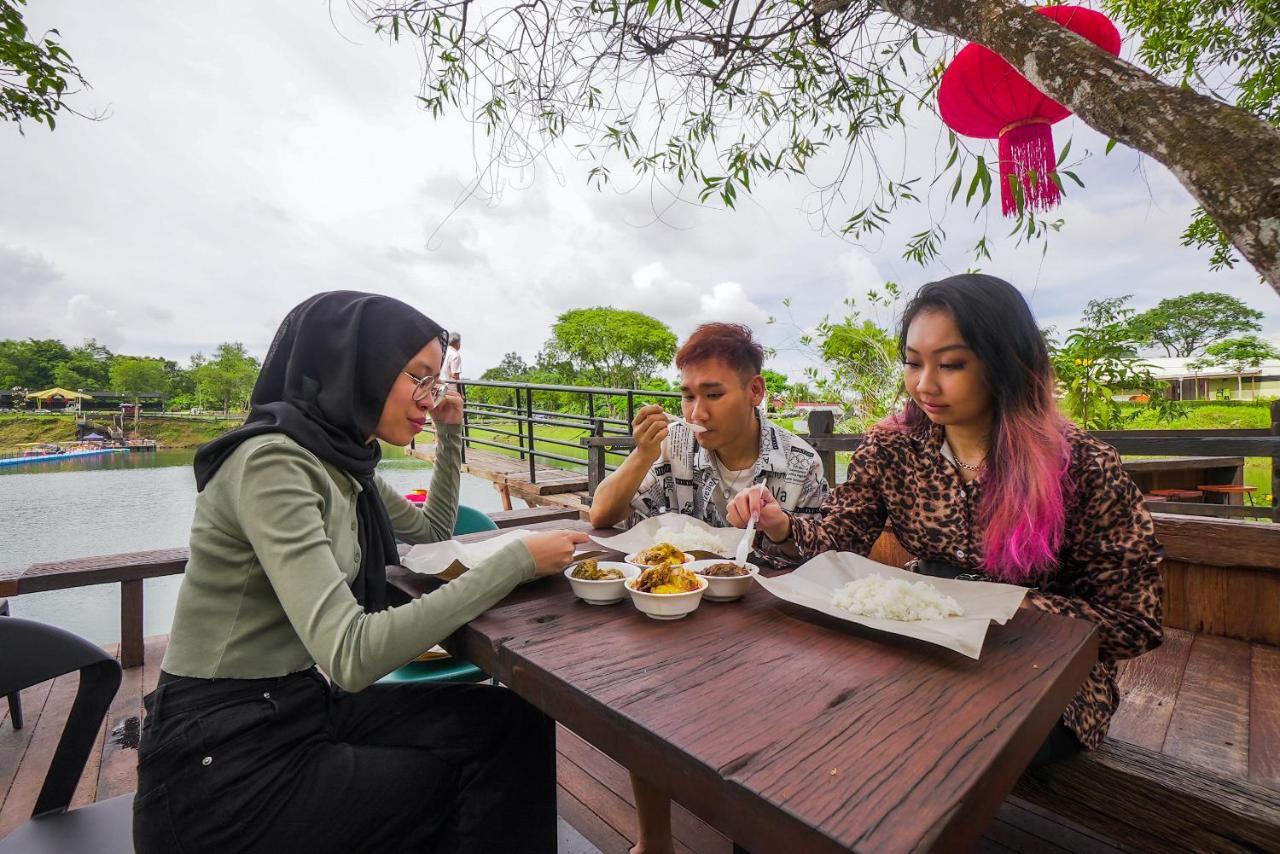 Roxy Tasik Biru Resort City Bau Экстерьер фото