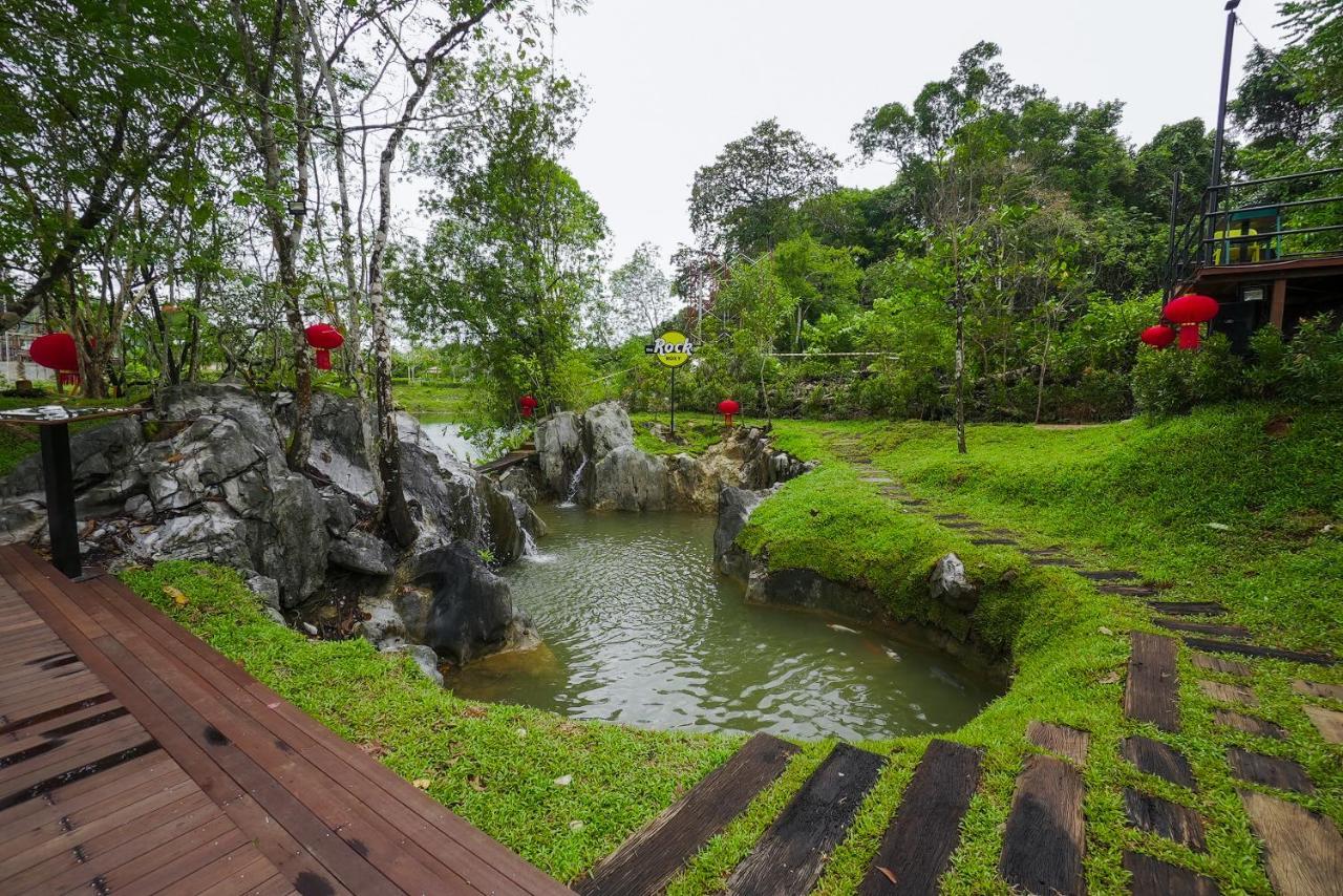 Roxy Tasik Biru Resort City Bau Экстерьер фото