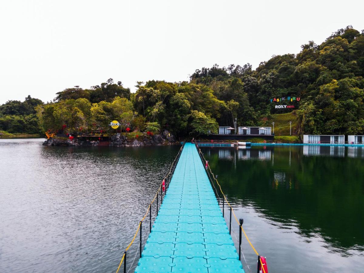 Roxy Tasik Biru Resort City Bau Экстерьер фото